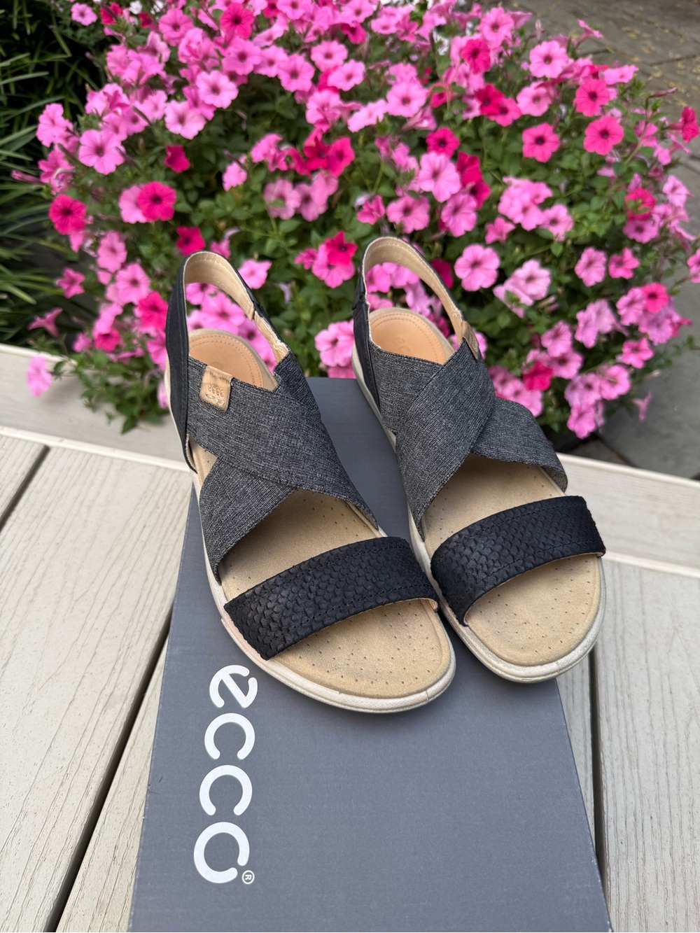 Ecco DAMARA Women’s Black Crisscross Leather Fabric Comfort Sandals Sz 39 8.5